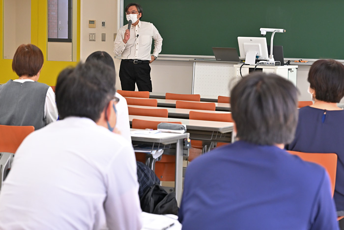 Dr. Yabuchi explained about the entrance examination measures (small essay)