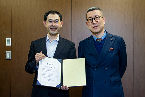 Prof. Adachi, who reports the award to President, Korea (right photo) (left photo)