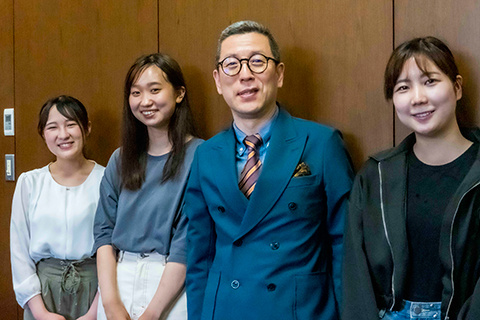 Prof. Adachi, who reports the award to President, Korea (right photo) (left photo)