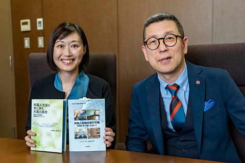 Prof. Adachi, who reports the award to President, Korea (right photo) (left photo)