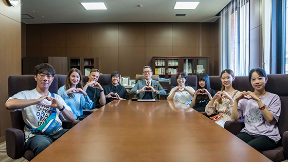 Prof. Adachi, who reports the award to President, Korea (right photo) (left photo)