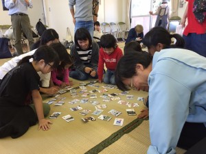 Adults and children have fun carta tournament