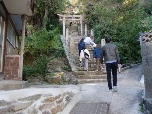 Senior members of the circle gave first-year students visiting the island for the first time (2)