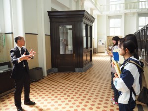 Received an explanation from the director at the Yamagin Archives