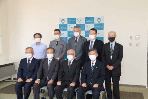 Group photo of Shimonoseki City University Alumni Association and university officials