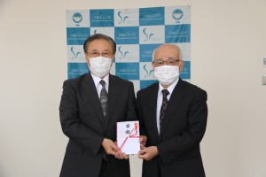 Shingo Nakamura, Chairman of the Alumni, presented the catalog to Mr. Shigeaki Yamamura.