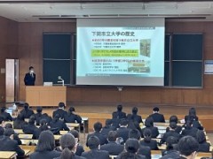 A university tour of Shimonoseki Secondary School was held.