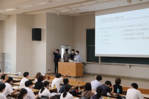 Associate Professor Nagahama and seminar students introducing Department of Economics