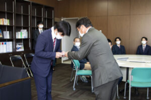 Mr. Suzuki was presented with a prize from the supporters' association.