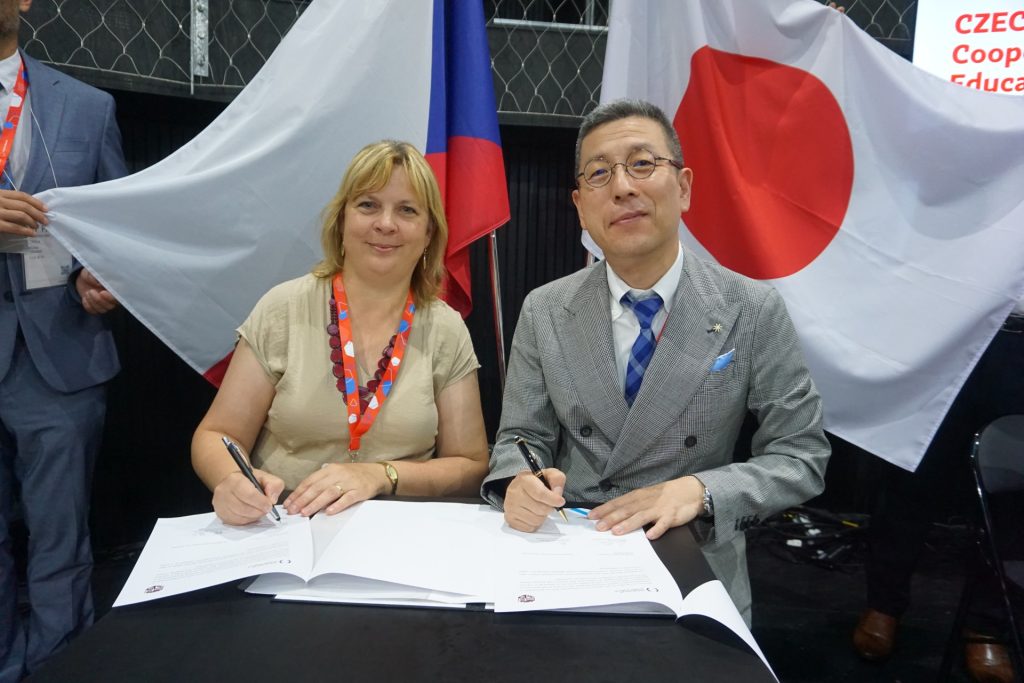 Shimonoseki City University and Fradez Klarove University Sign Memorandum of Understanding on Academic Exchange - NAIST's First Agreement with Czech Republic